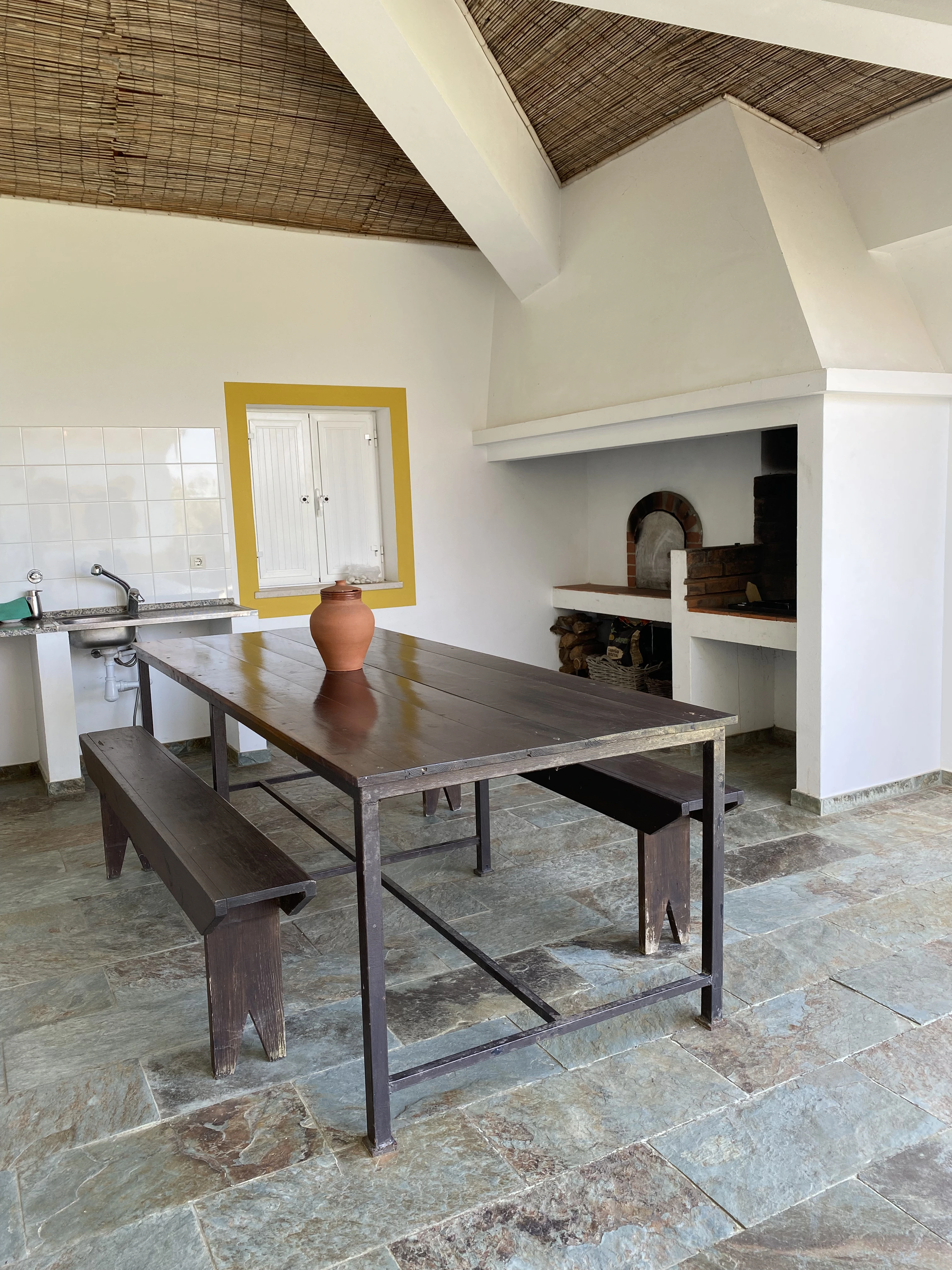 Área de churrasqueira exterior da Quinta dos Citrinos para jantares ao ar livre