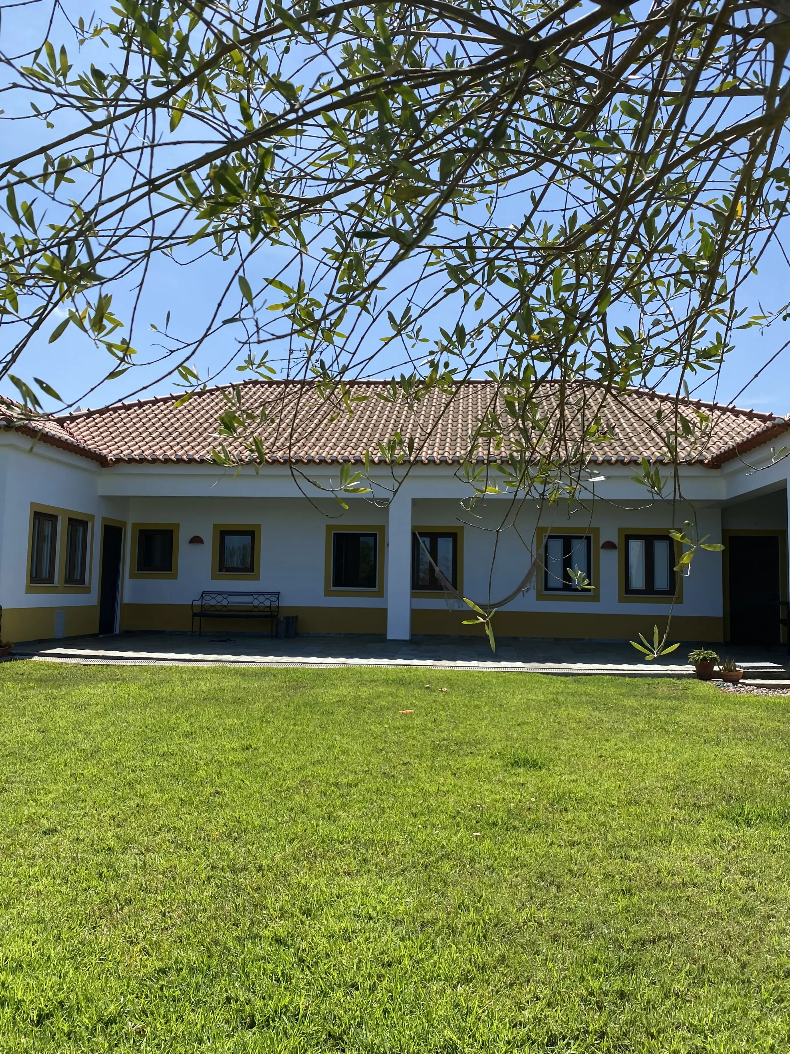 Pátio exterior da Quinta dos Citrinos com área de refeições ao ar livre no Alentejo