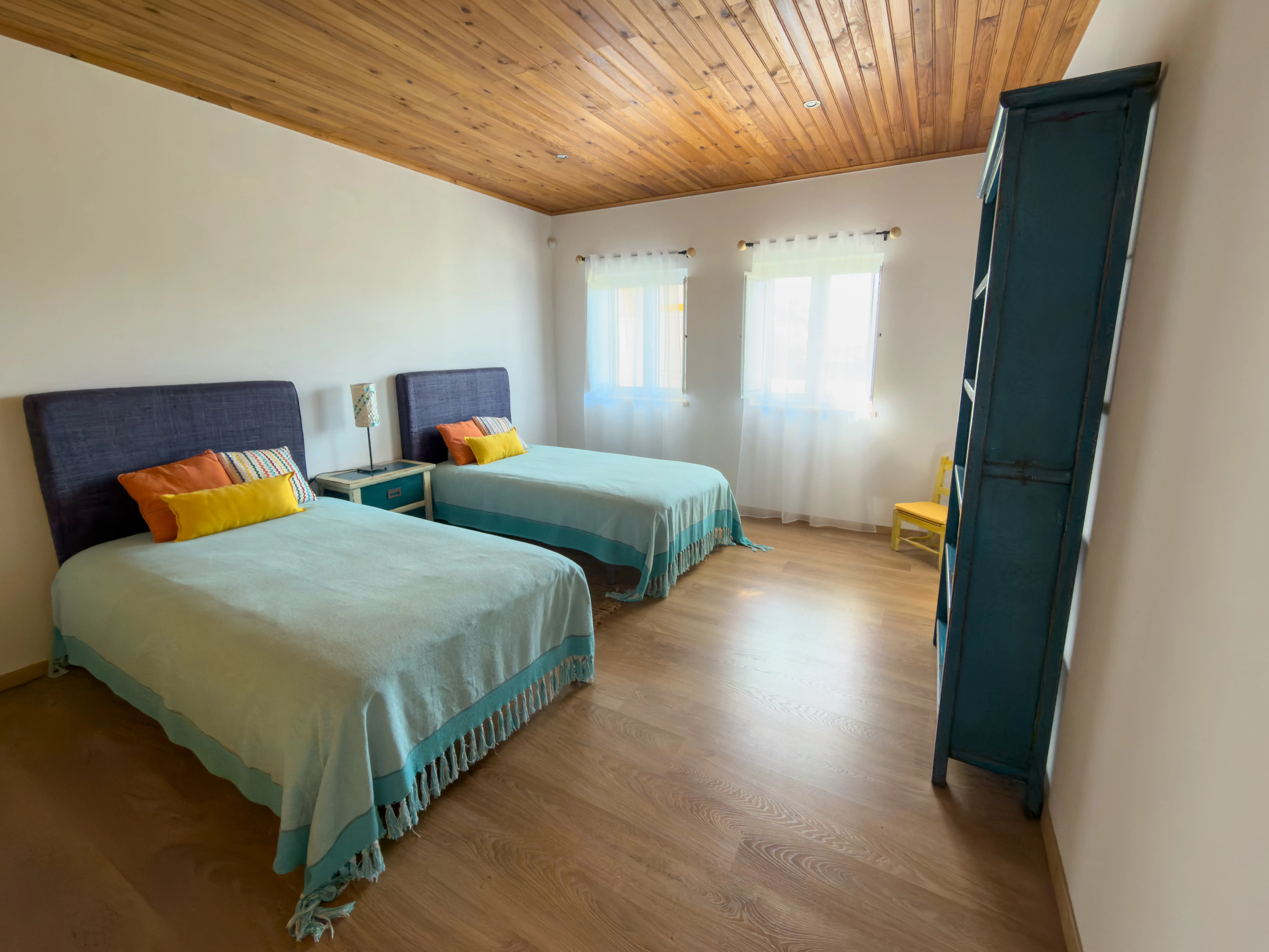 Quarto individual com duas camas