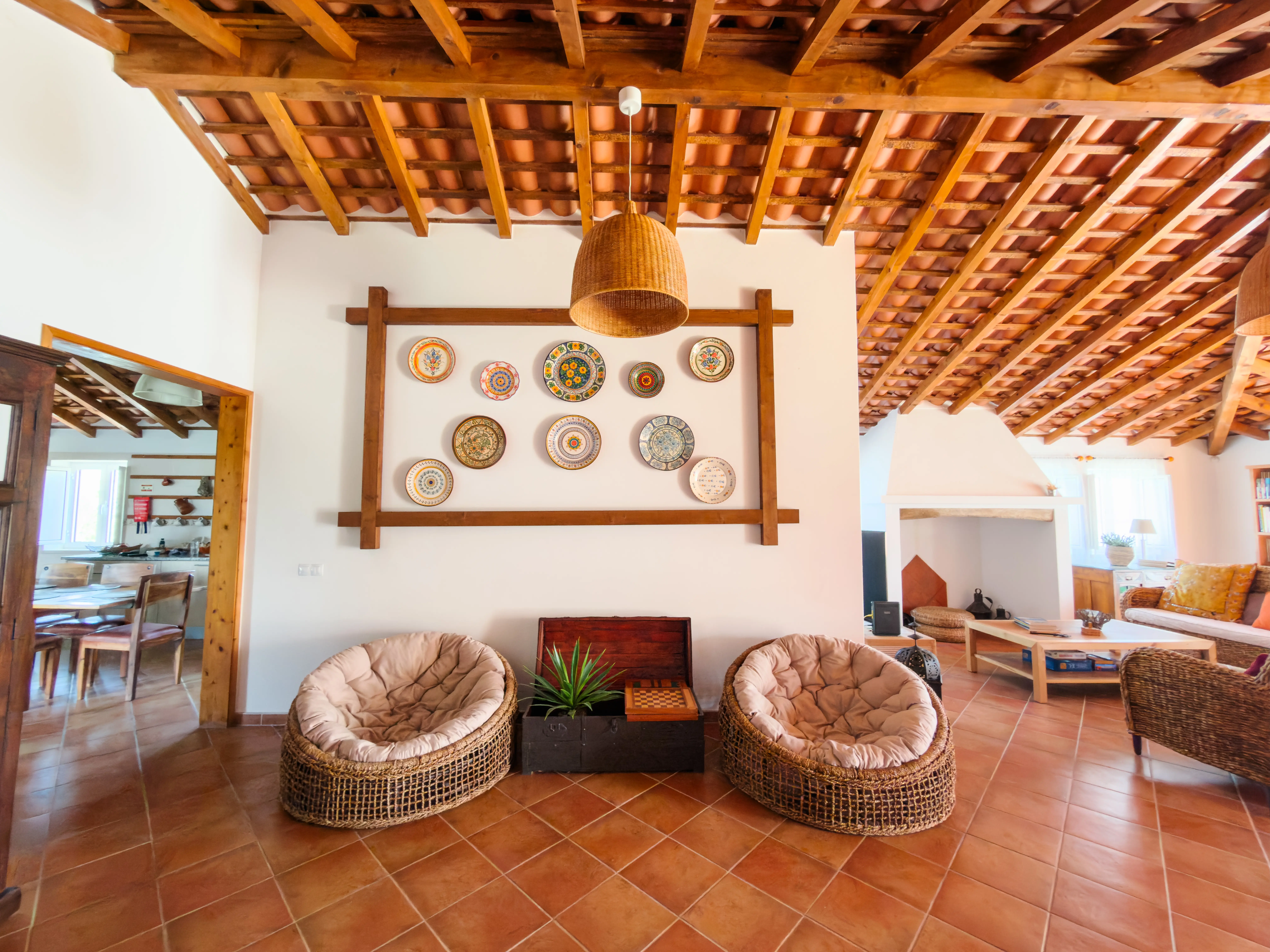 Decoração da sala de estar com pratos típicos alentejanos