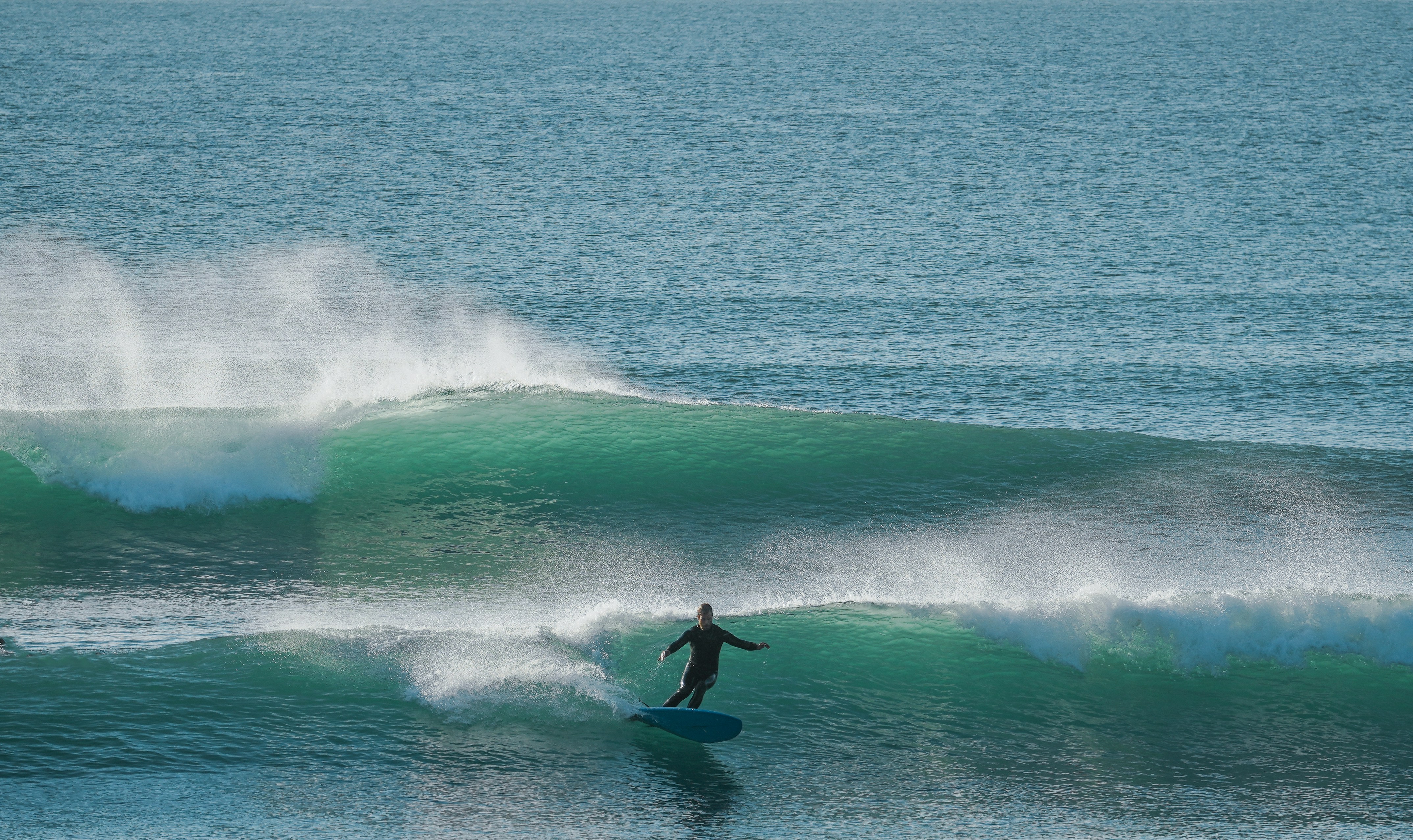 Surfista na Praia Grande de Porto Côvo, Costa Alentejana
